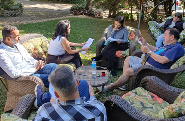 imersão-em-inglês-momento-de-conversação-com-grupo-reunido-no-jardim